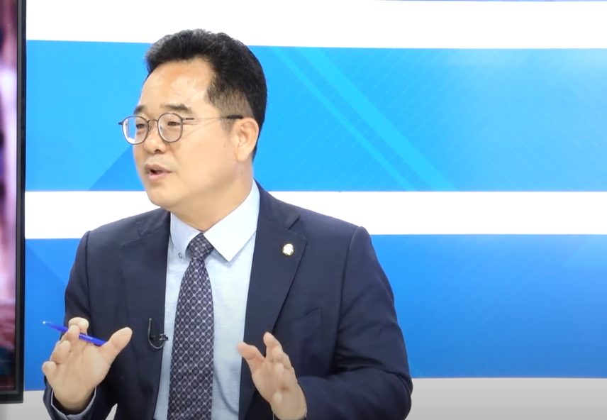 The Democratic Party lawmaker Min Byoung-dug.