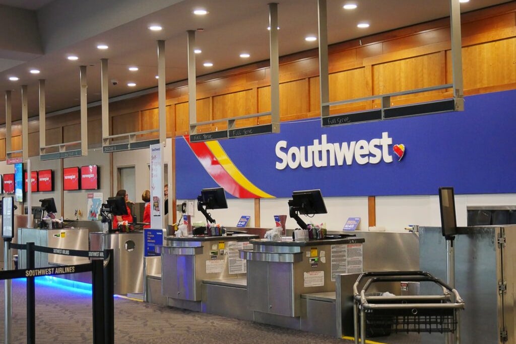Southwest Airlines' 50-Year-Old 'Two Bags Fly Free' Policy Ends Tuesday, Basic Economy Fares Set To Debut - Southwest Airlines (NYSE:LUV)