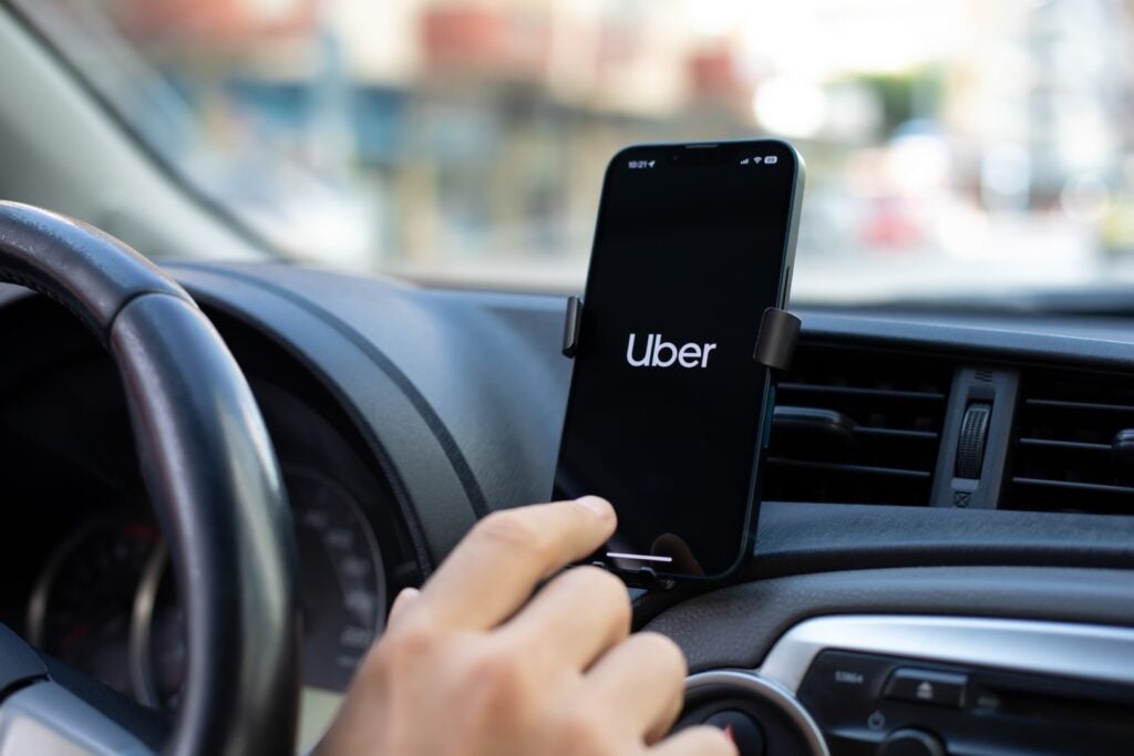Uber Heats Up Robotaxi Battle Against Tesla, Waymo With May Mobility Deal - Alphabet (NASDAQ:GOOG), Alphabet (NASDAQ:GOOGL)